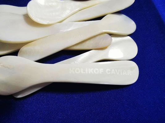 Beyaz Renkli Doğal İnci Ana Kefiye Kaşığı 3.5 Inç Ve 4.7 Kağıt koltukta MOP Kaşığı