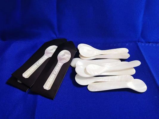Beyaz Renkli Doğal İnci Ana Kefiye Kaşığı 3.5 Inç Ve 4.7 Kağıt koltukta MOP Kaşığı