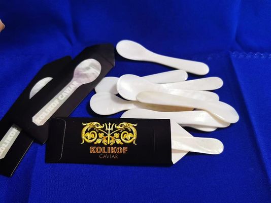Beyaz Renkli Doğal İnci Ana Kefiye Kaşığı 3.5 Inç Ve 4.7 Kağıt koltukta MOP Kaşığı