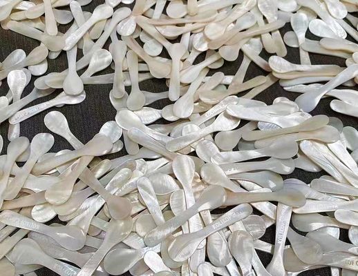 Beyaz Renkli Doğal İnci Ana Kefiye Kaşığı 3.5 Inç Ve 4.7 Kağıt koltukta MOP Kaşığı