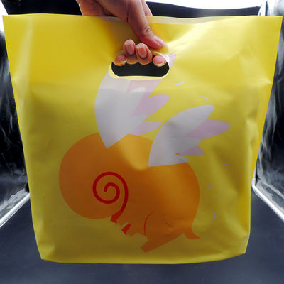 Logo ile yapılmış plastik çantalar, el ile, alışveriş için plastik çantalar.